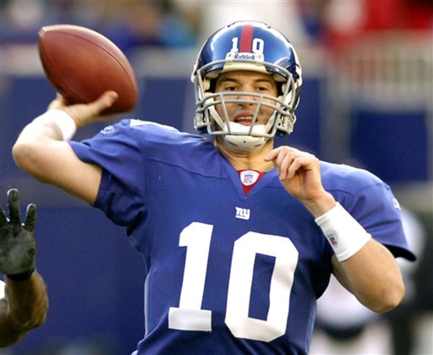 Quarterback Kurt Warner of the New York Giants huddles with his