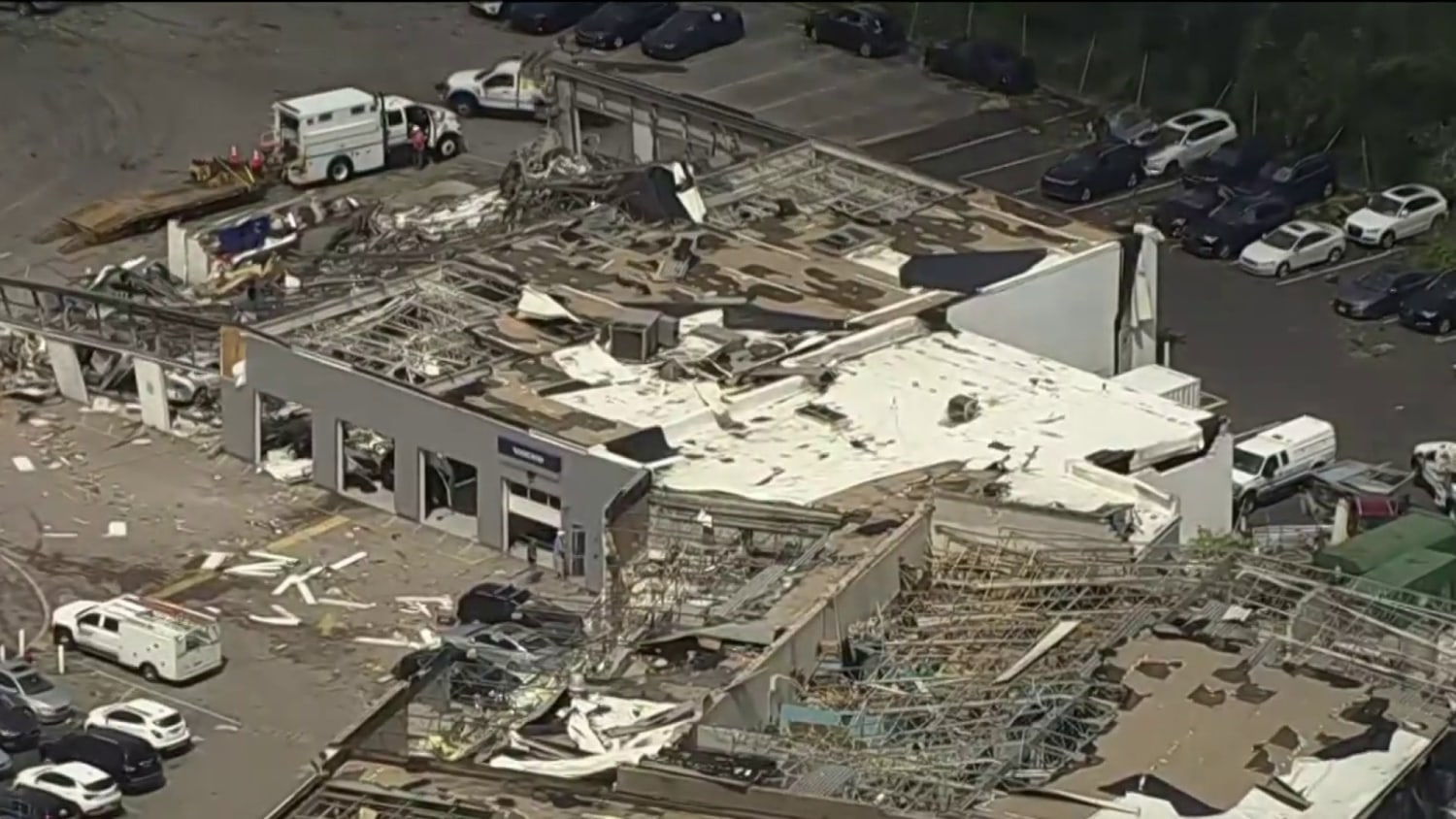 Five hurt in Philadelphia-area tornado