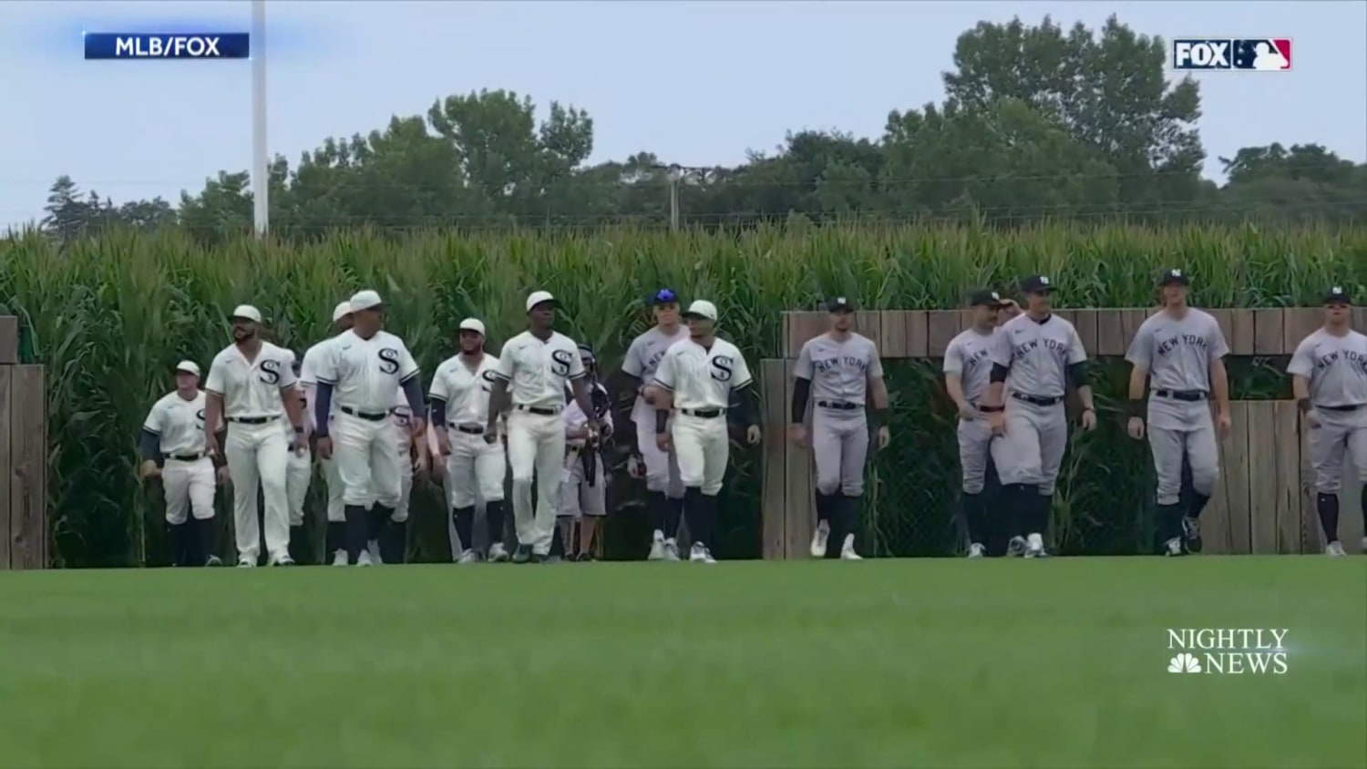 Athletes, actors take over Field of Dreams in Dyersville before game