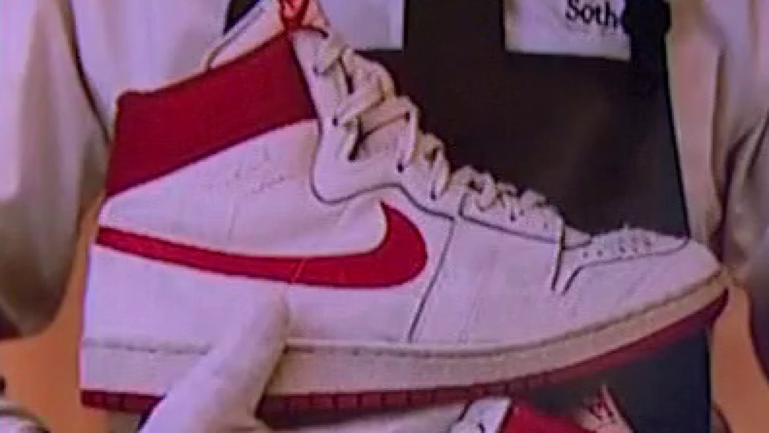 Fatídico fácilmente Isaac Michael Jordan's 1984 Nike Air Ships sell for record $1.5M at Sotheby's