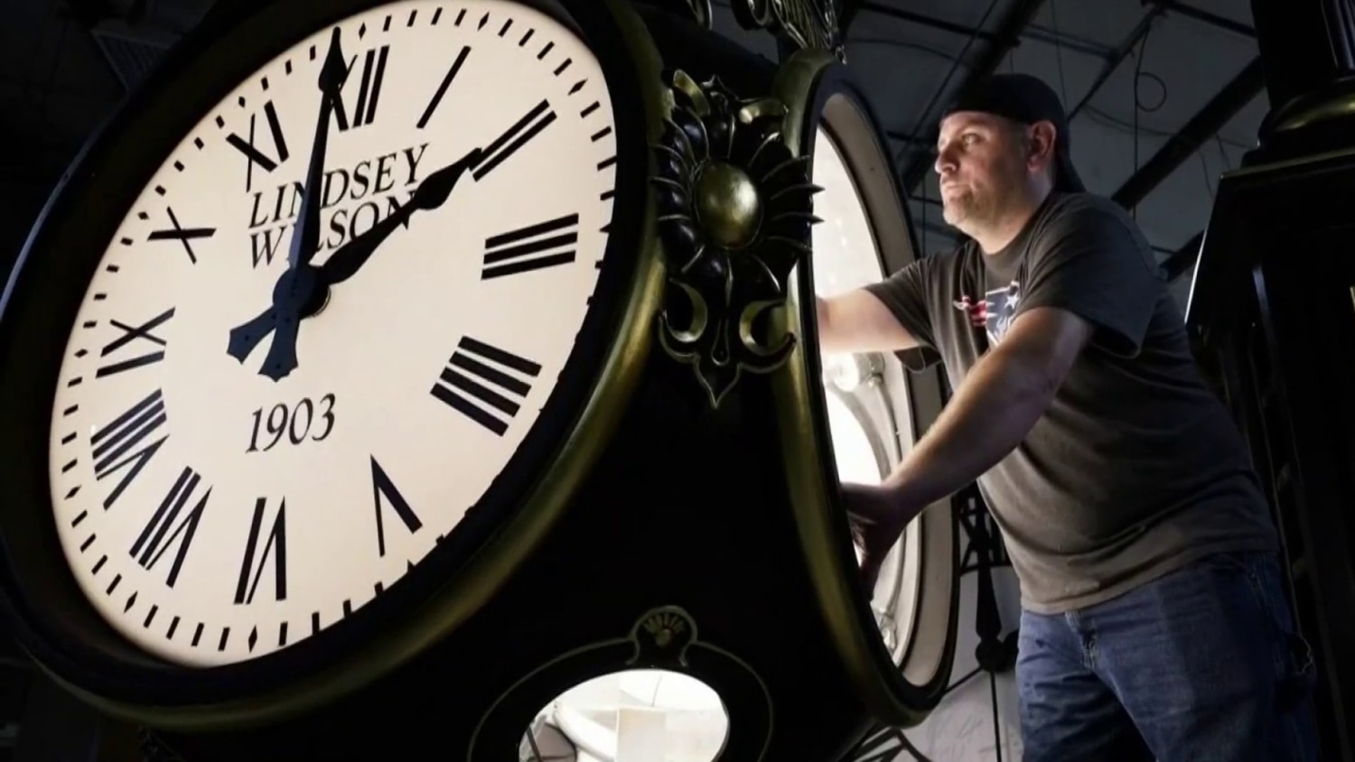 2023 Daylight Saving Time: Here's What to Know About Changing Your Clocks  This Spring – NBC Chicago
