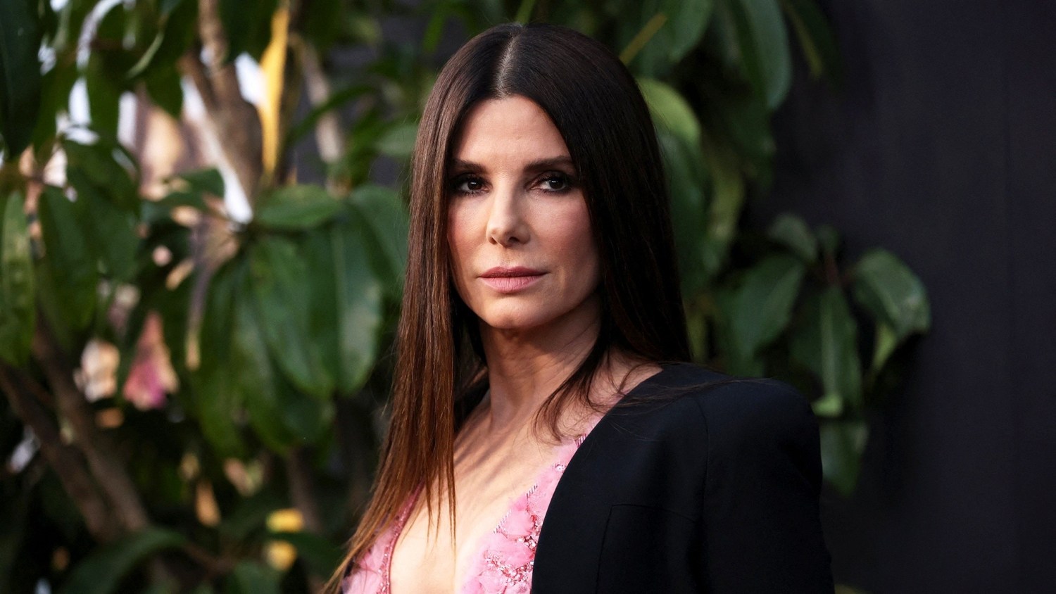 59 and thriving!😍 Sandra Bullock has truly aged with grace! What is your  favorite Sandra film? Let us know in the comments! #laurageller …