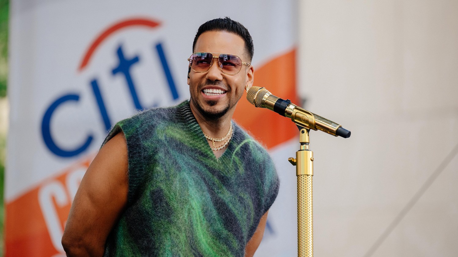 Romeo Santos shows why he is the King of Bachata kicking off new tour in  Perú: WATCH
