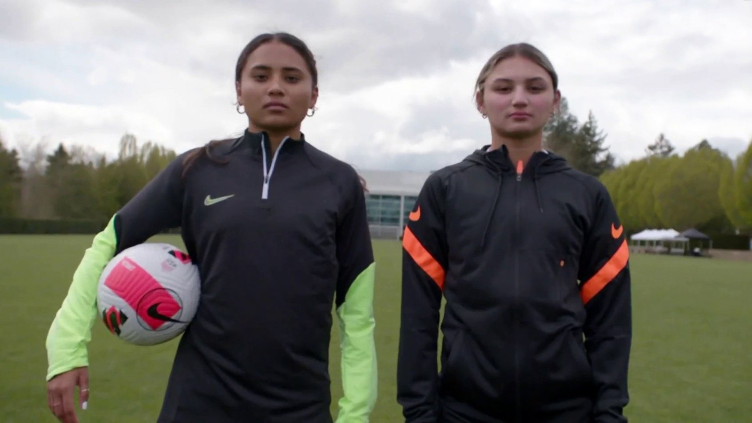 Cámara Sustancial Anfibio High School Soccer Star Sisters Reflect on Historic Nike Deal