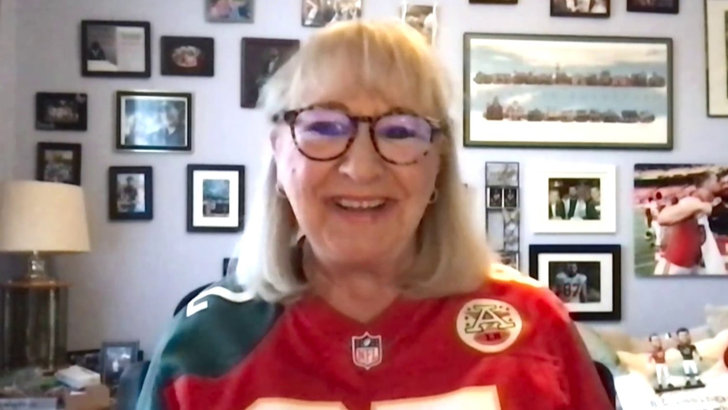 Mother of Travis, Jason Kelce wears great custom shoes, outfit to Super Bowl