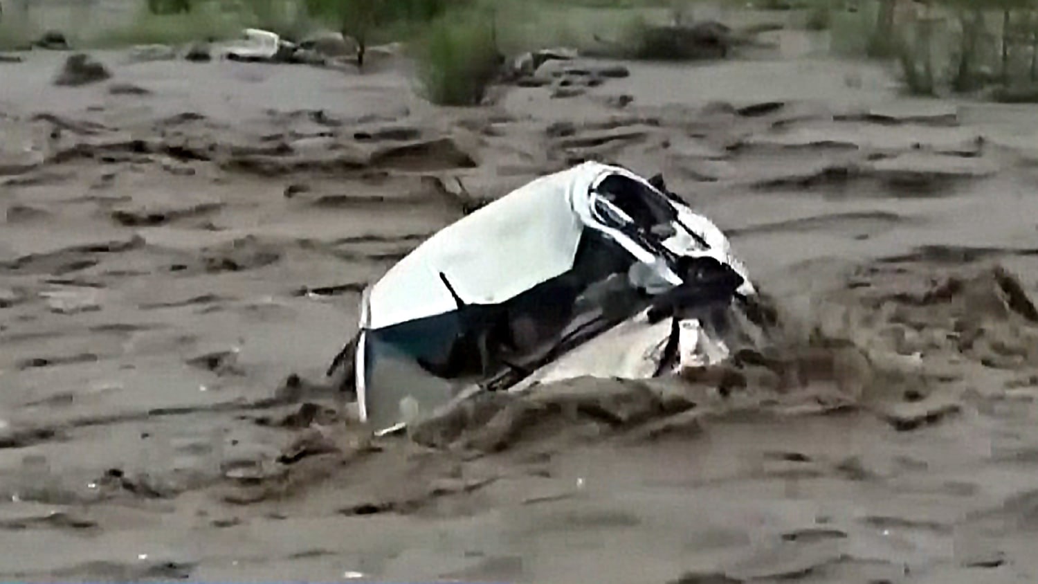 Video shows car rescue as floods hit China