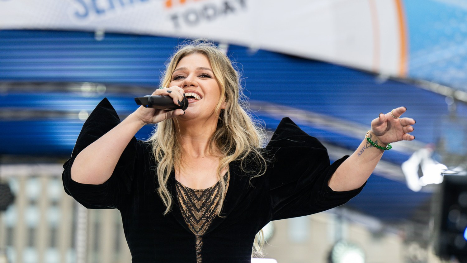 14 photos that show how Kelly Clarkson's style has changed since her  'American Idol' days