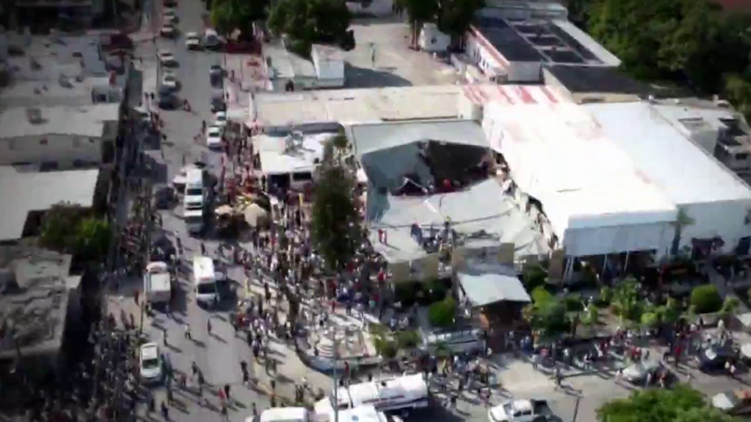 Major shopping center collapses in Mexico City 