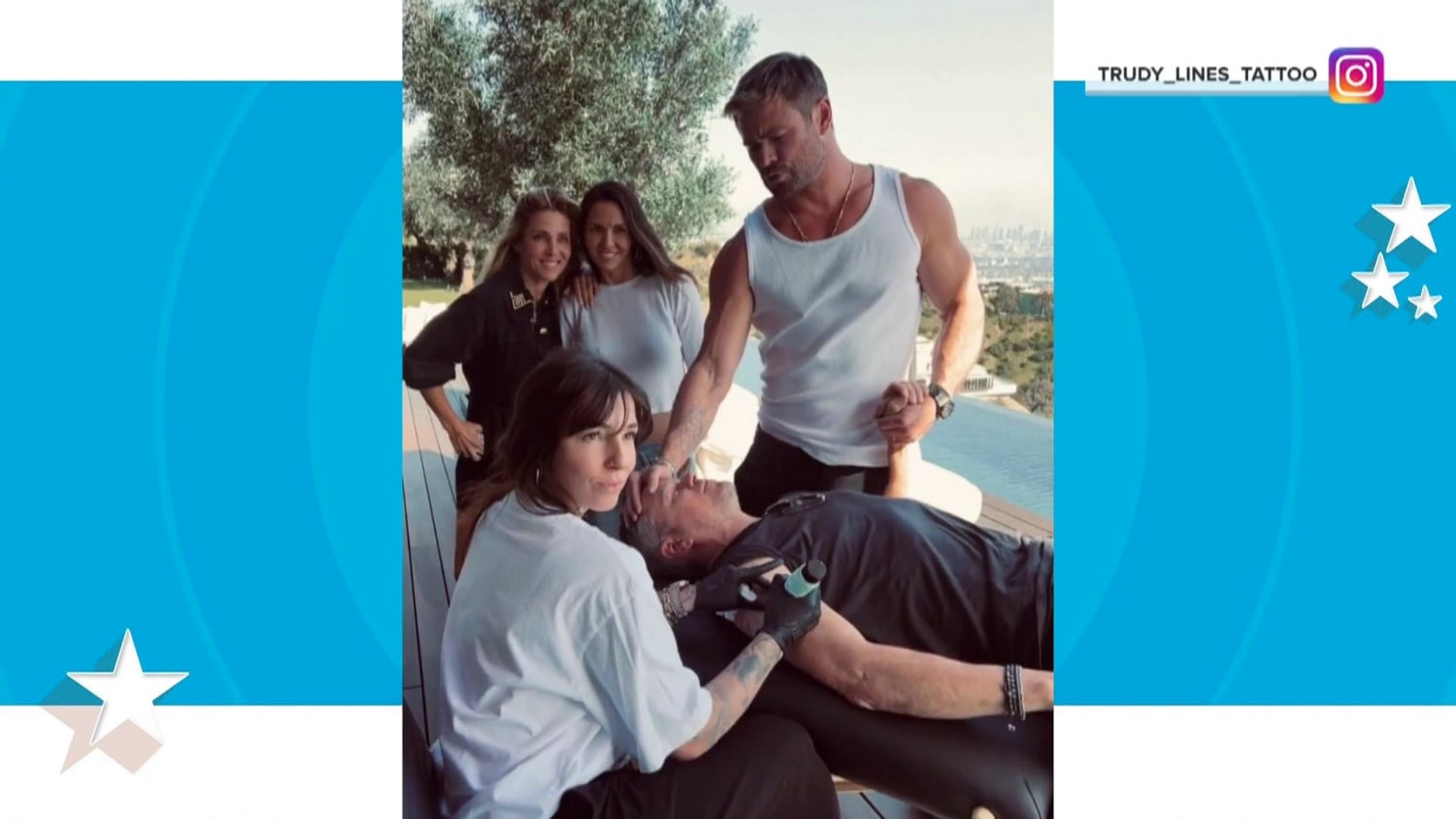 Chris Hemsworth holds Matt Damon's hand as he gets a tattoo, image size:1500x844