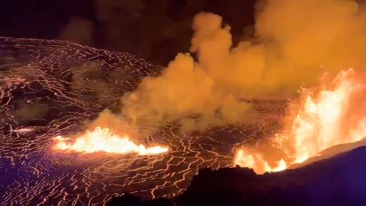 Núi lửa Kilauea ở Hawaii phun trào, phun trào dung nham và khói cuồn cuộn.