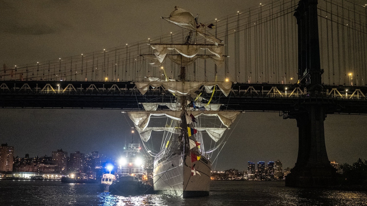 Mexican Navy ship: New images show sailors hanging from rigging, image size:1500x844