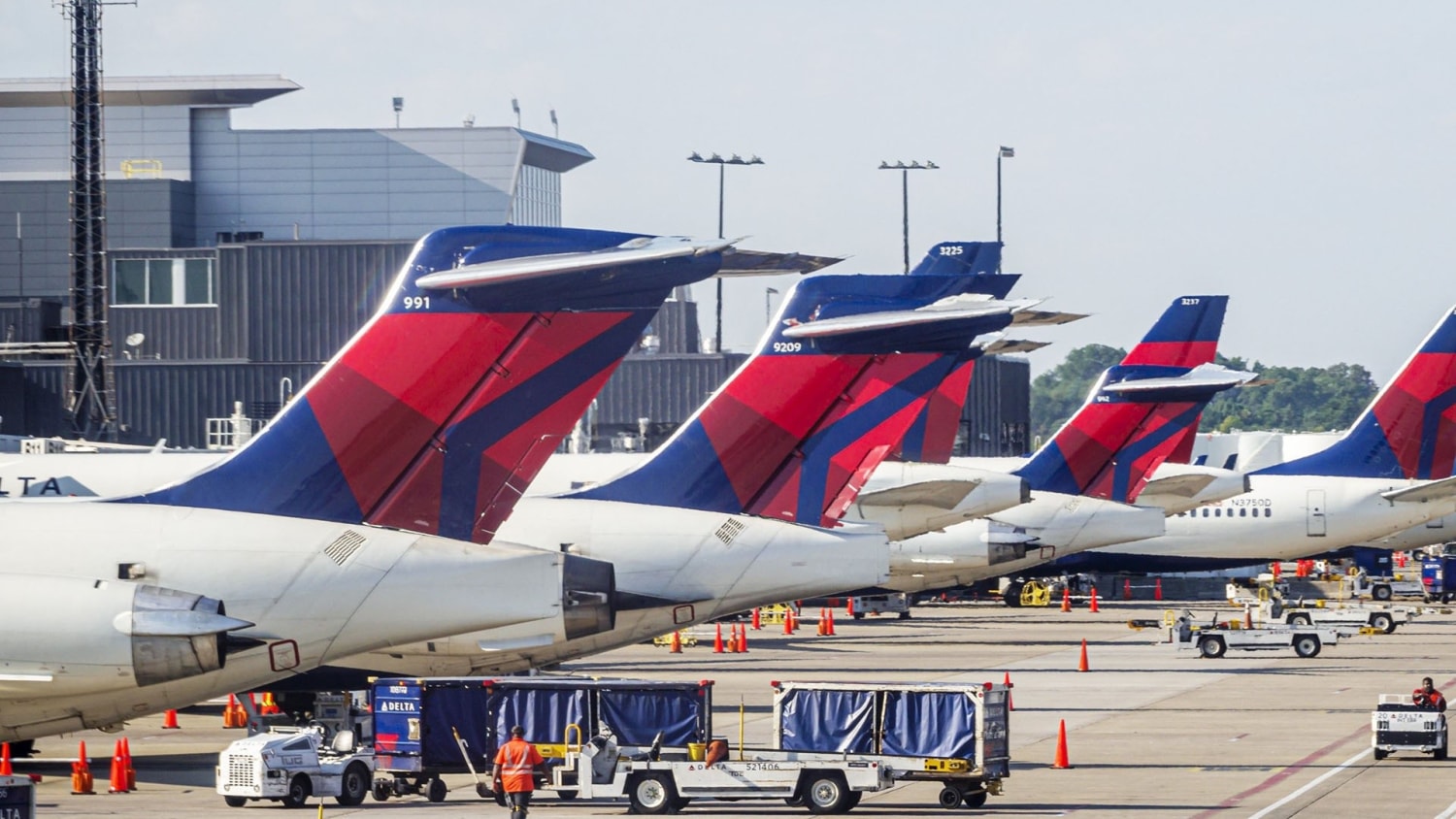 today.com - United Airlines Raises Price of Checking Bags