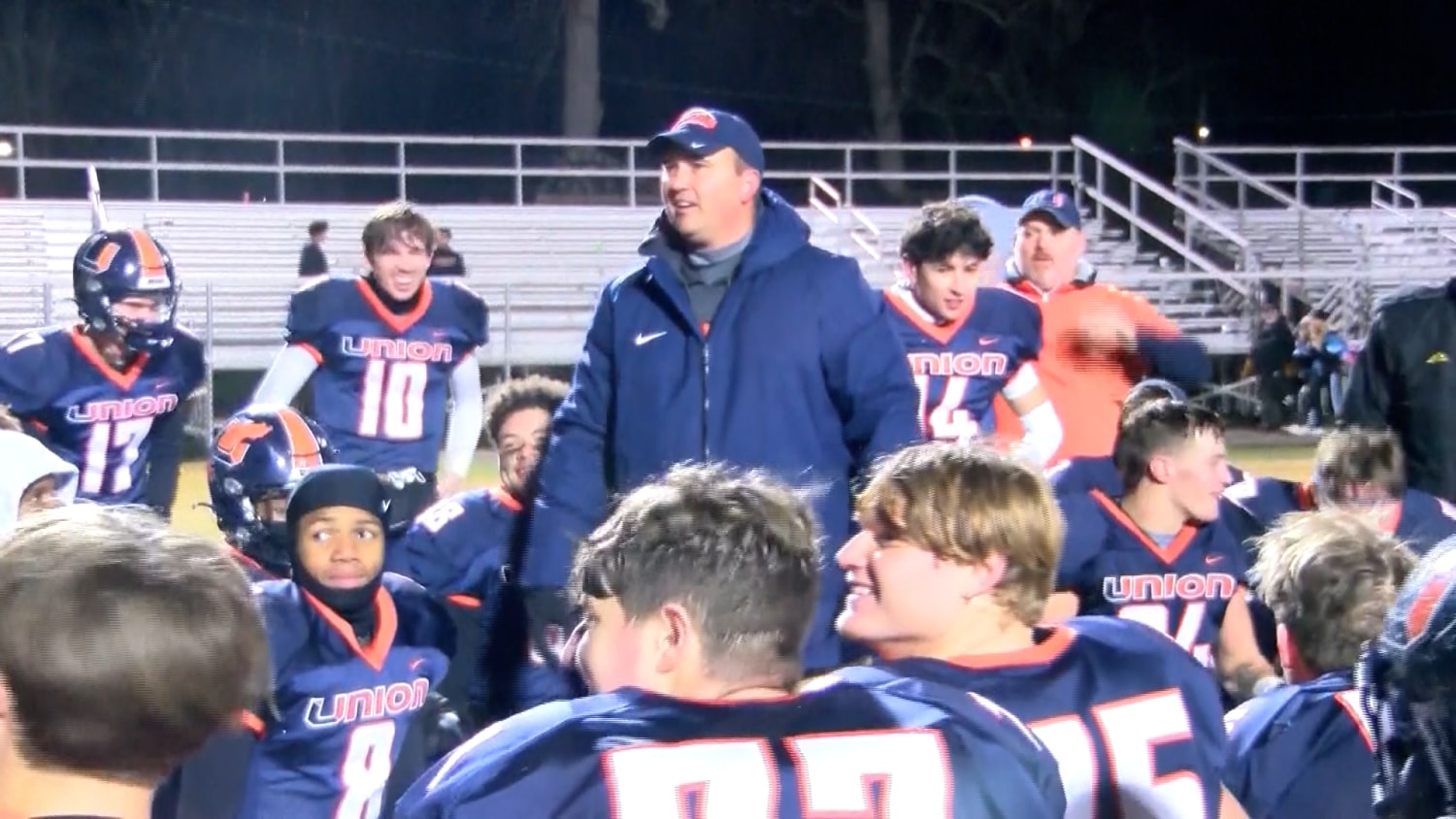 Cảnh sát vẫn đang tiếp tục tìm kiếm huấn luyện viên bóng đá trường trung học Virginia bị mất tích.