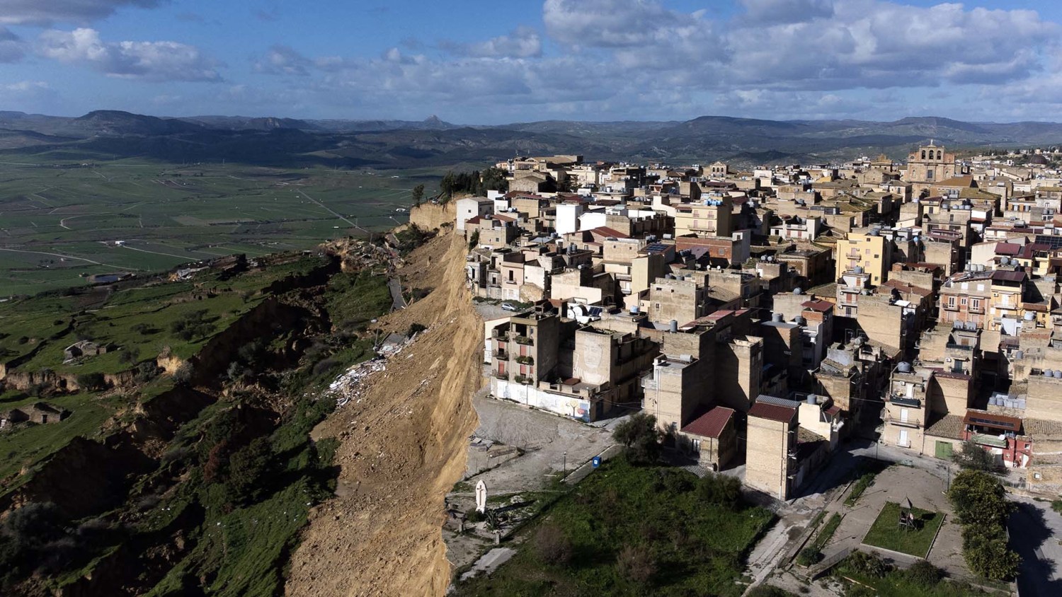 Landslide leaves Sicilian town of Niscemi hanging on edge of precipice