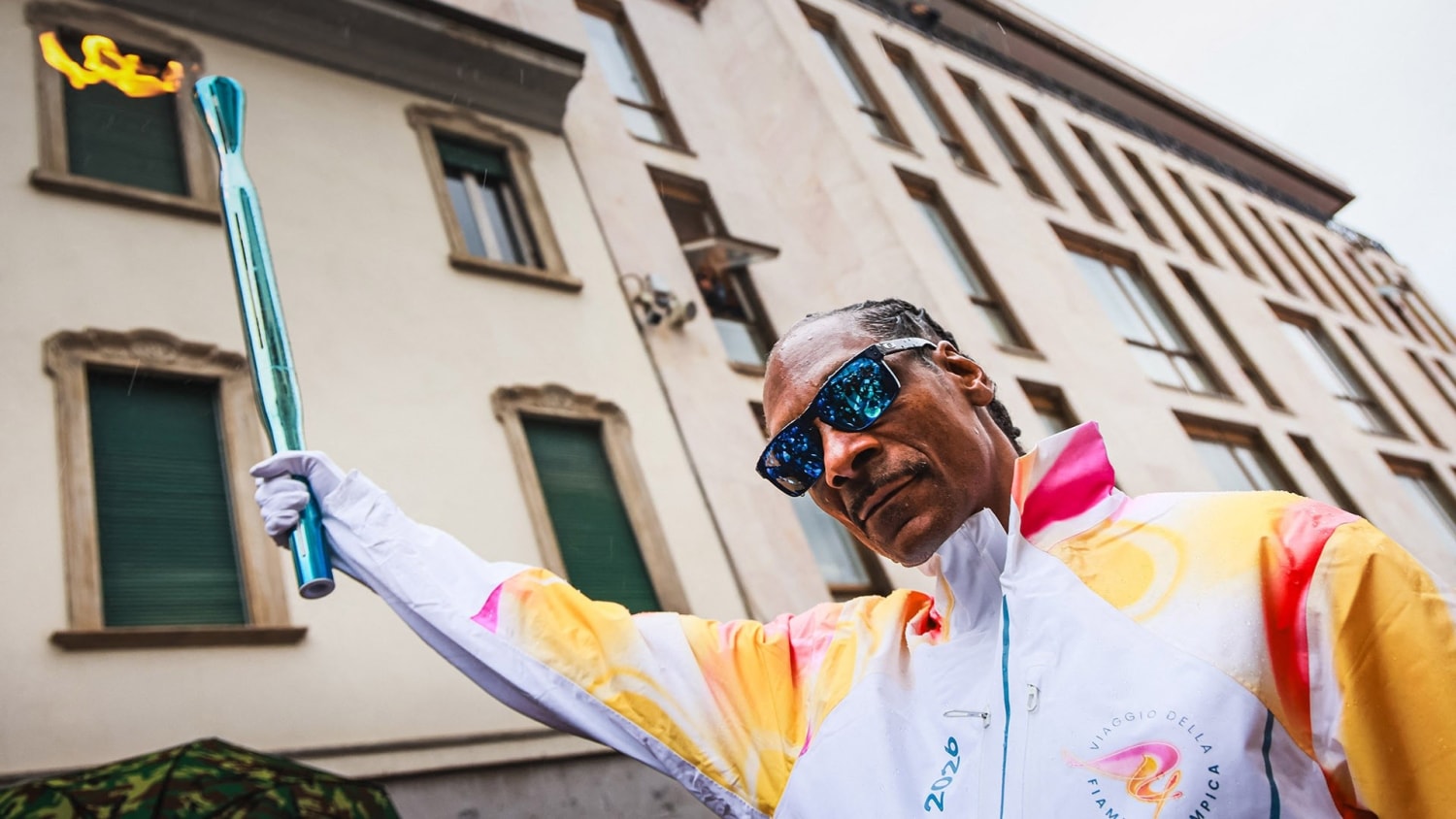 Snoop Dogg porta la antorcha olímpica por las calles de Italia de cara a los Juegos de 2026