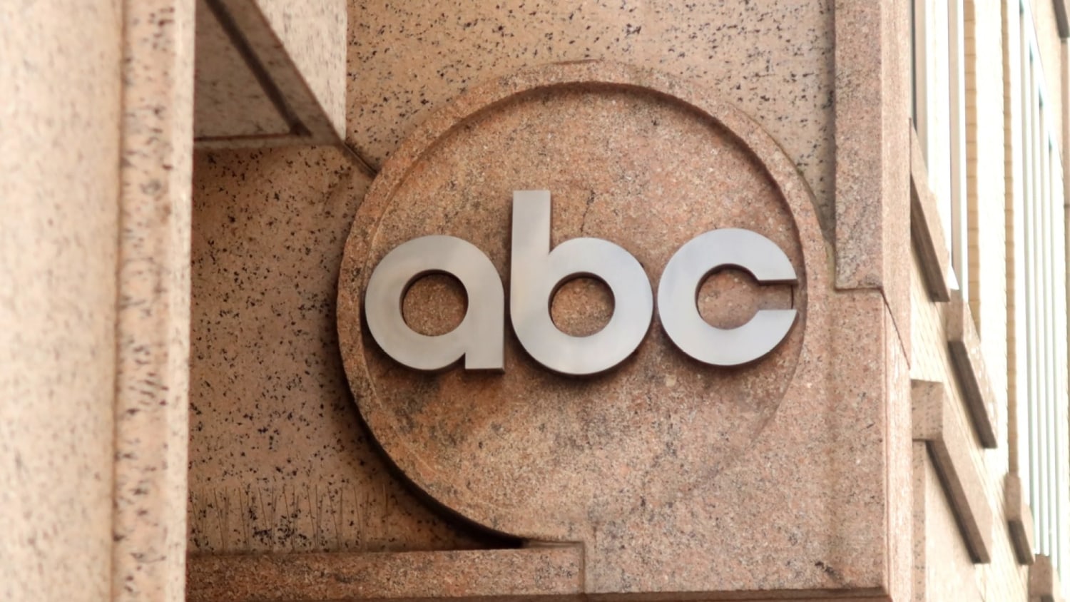 nbcnews.com - FCC head says agency was not pressured to order review of ABC broadcast licenses
