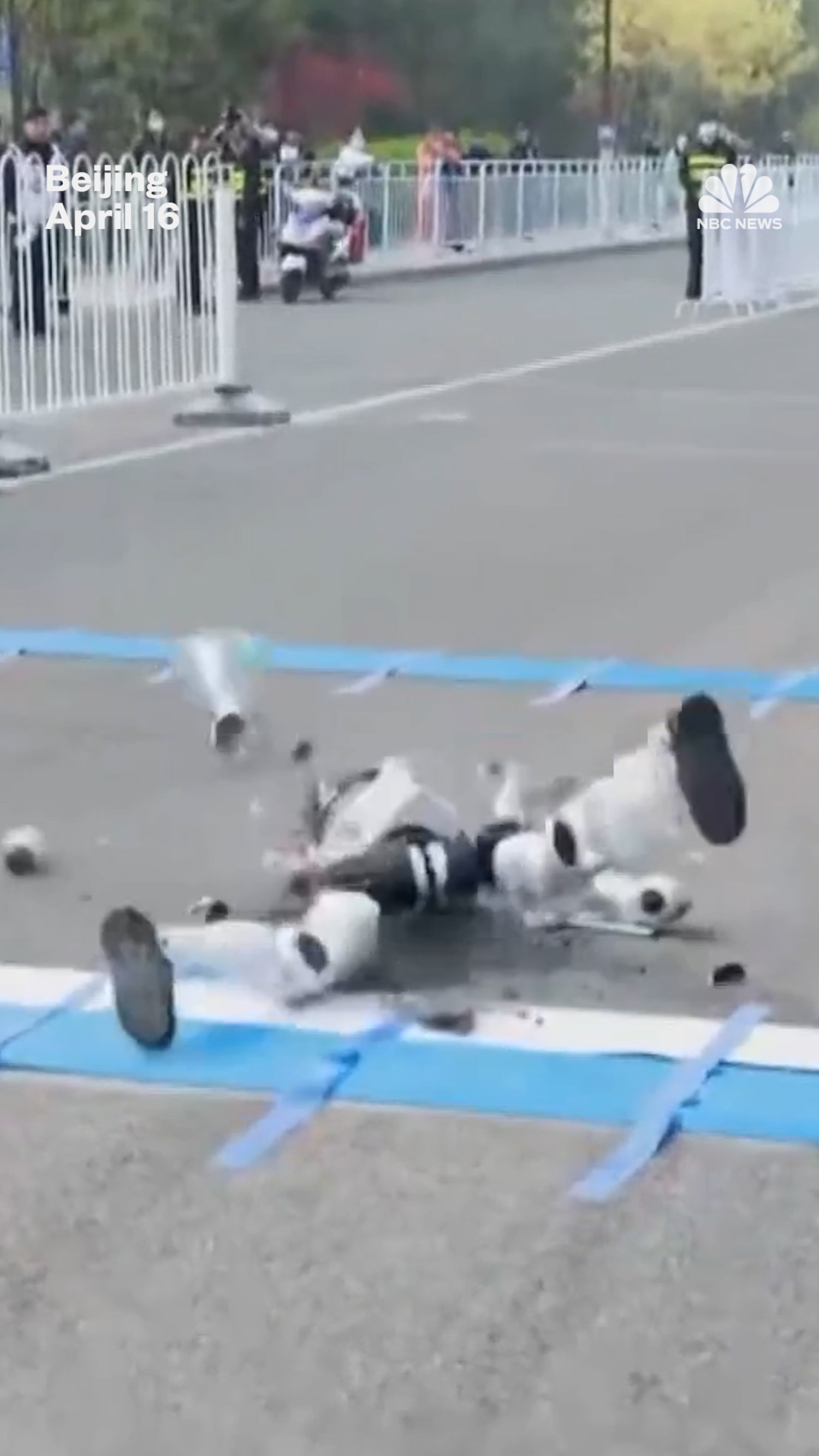 Humanoid robot falls during marathon training | News Minimalist