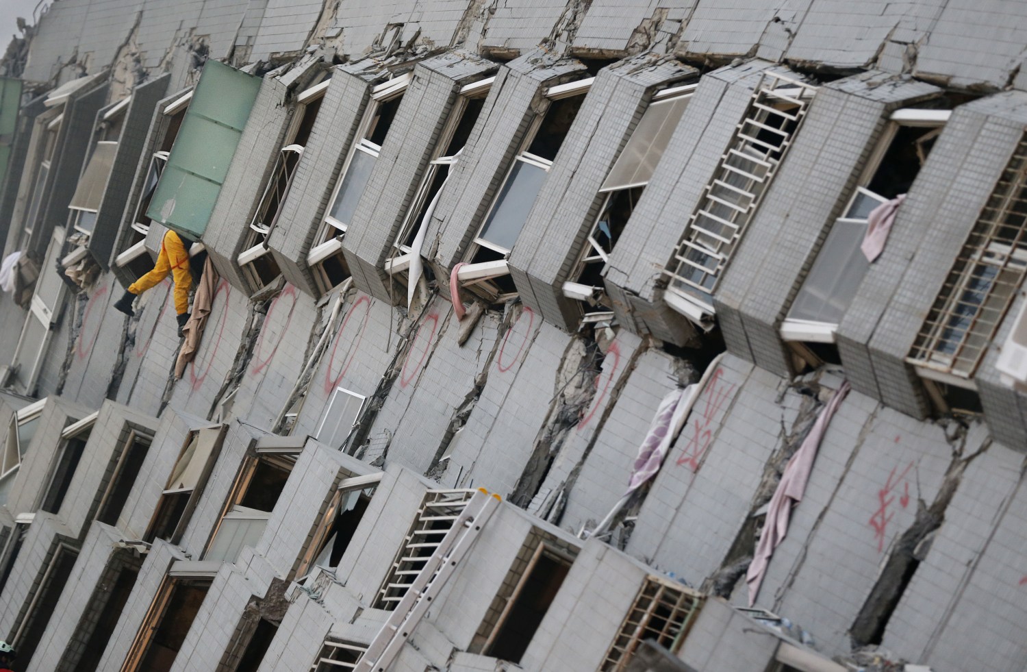 Taiwan earthquake More than 100 trapped under one building at