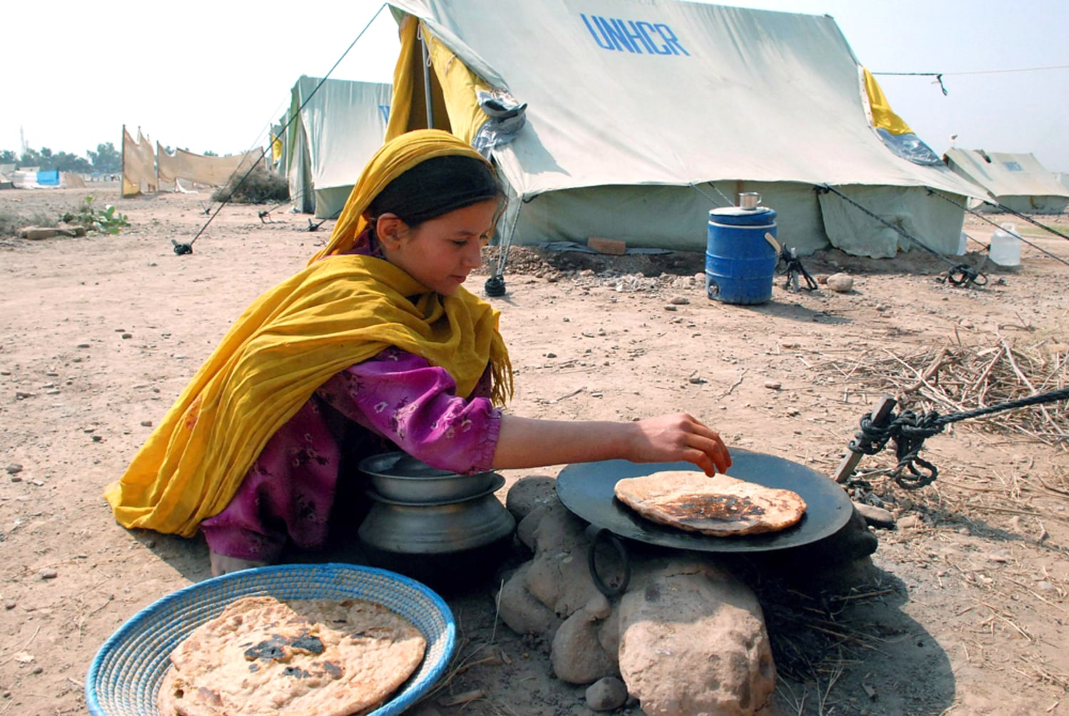 Afghan refugees flee Pakistan war zone
