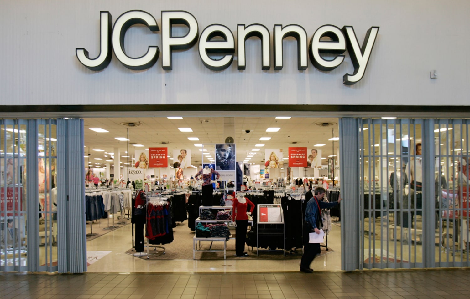JCPenney Opens Doors After-Hours for Illinois Tech Students at “Suit-Up”  Event
