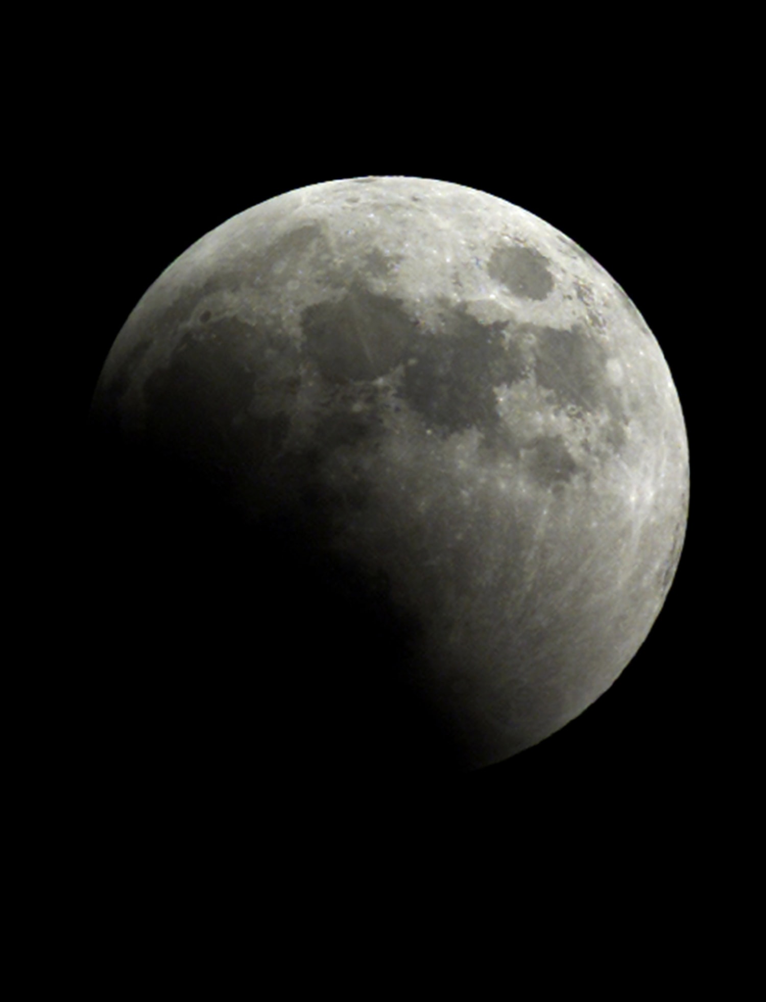 Stargazers enjoy total lunar eclipse