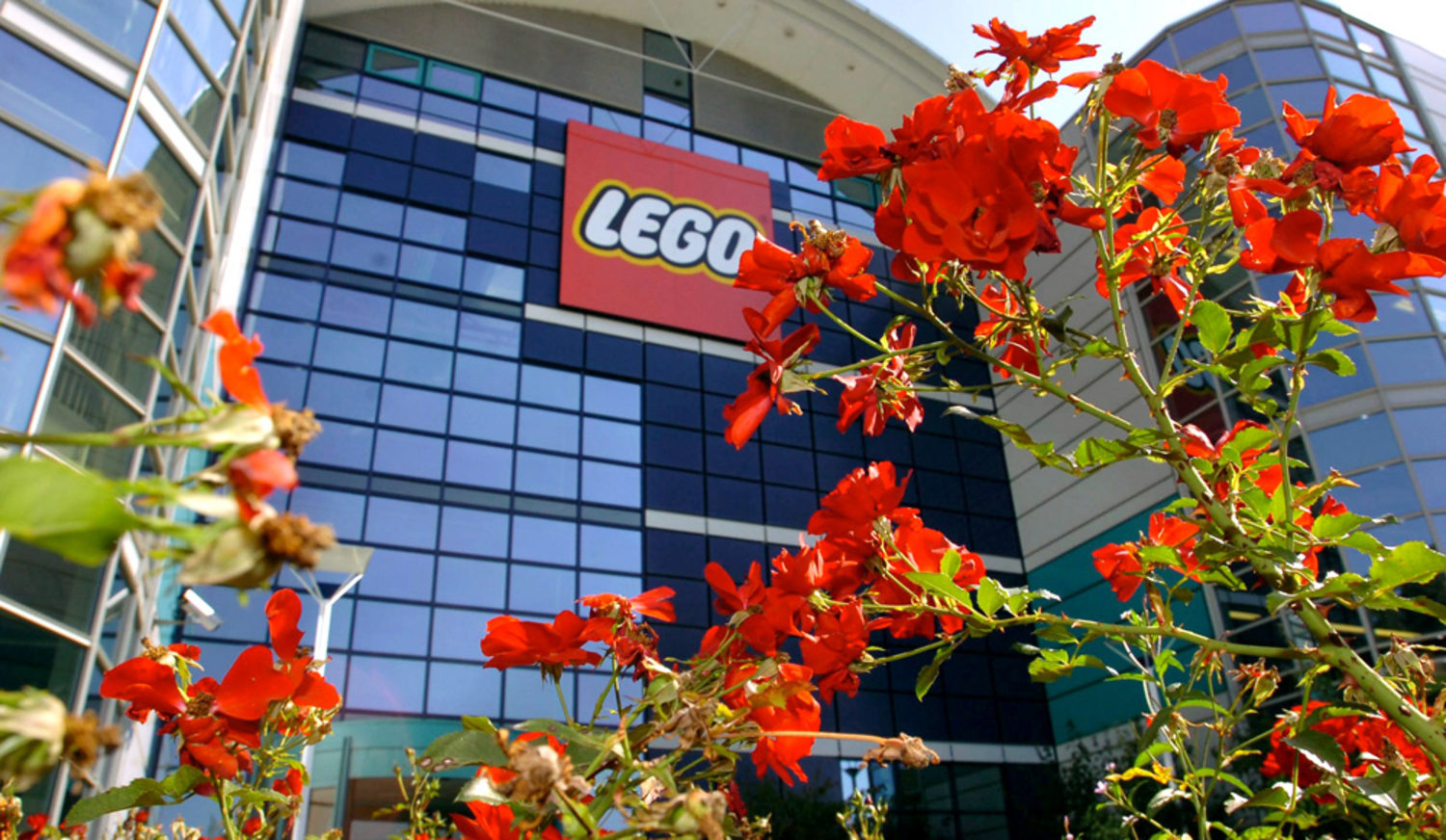 Penge gummi Sommerhus Vanærende Lego to lay off 1,200, end U.S. production