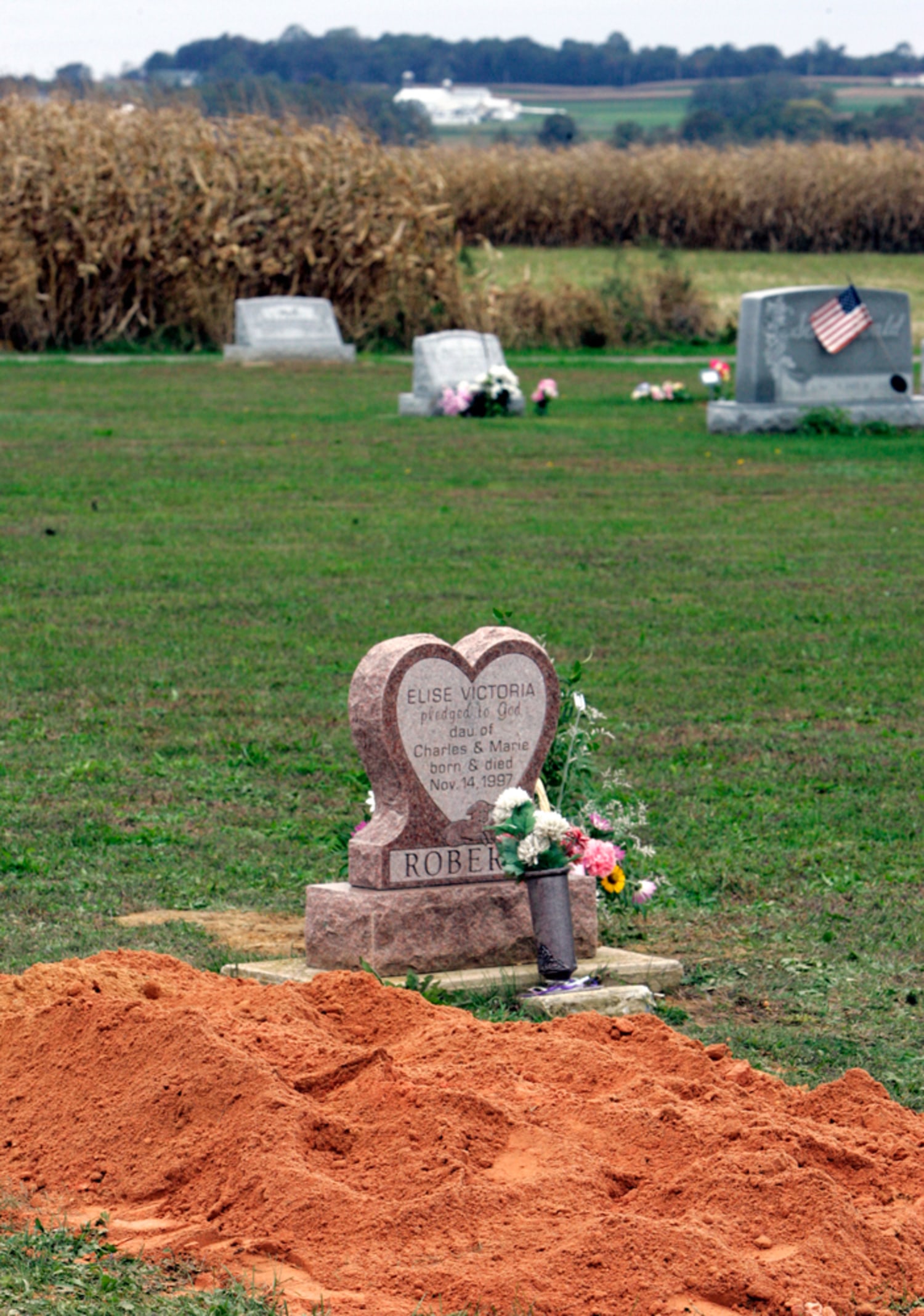 Amish mourn neighbor who killed 5 girls