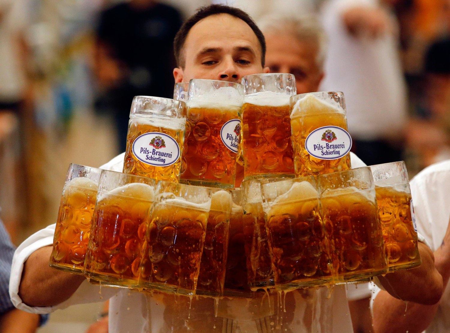 Germany's Oliver Struempfel Smashes Beer-Carrying Record