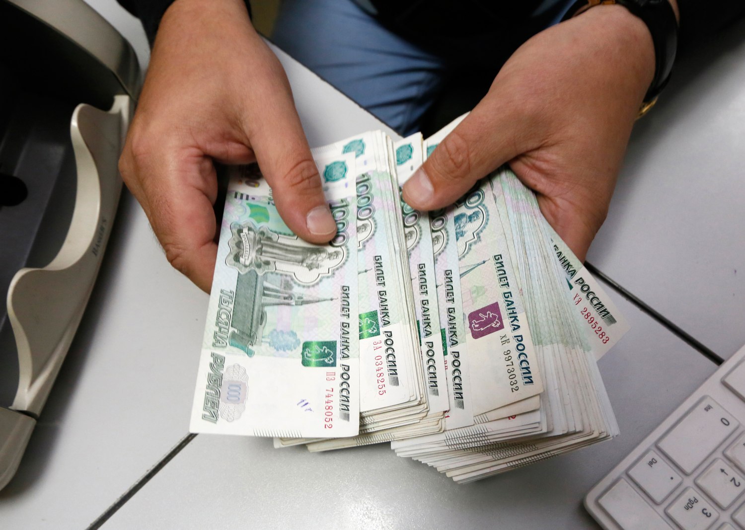 Average Russian Bribe Doubles in Value Amid Country s Currency Crisis