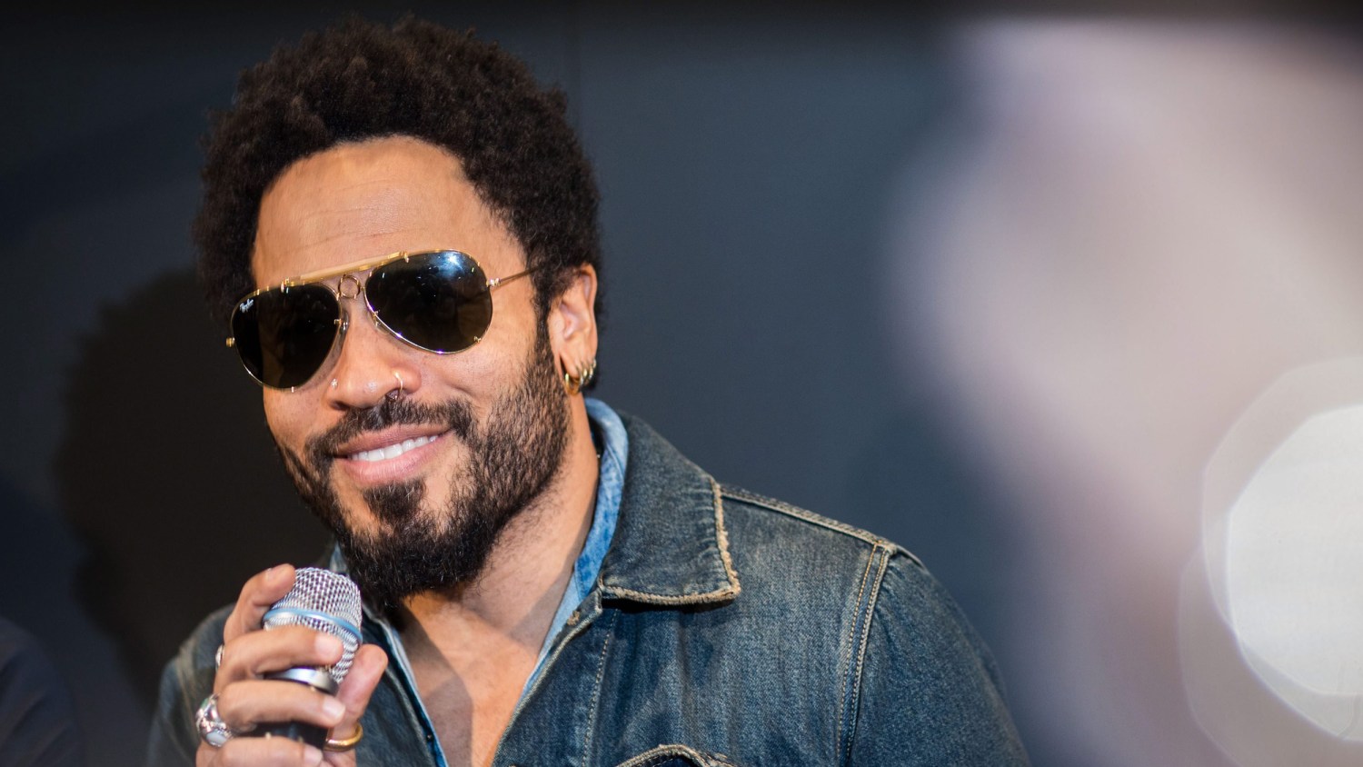 Lenny Kravitz splits pants at Sweden show, flashes crowd