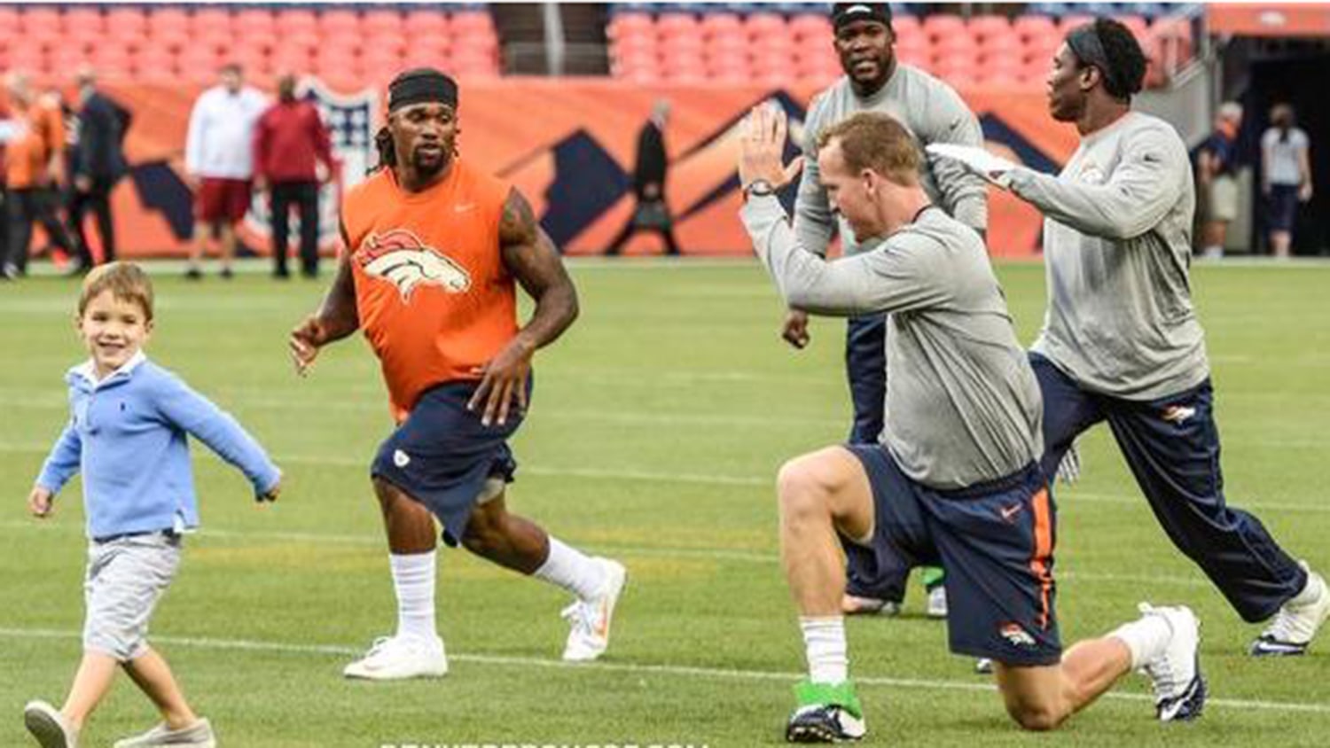 Denver Broncos QB Peyton Manning flashes dance moves, plays with his kids  at practice