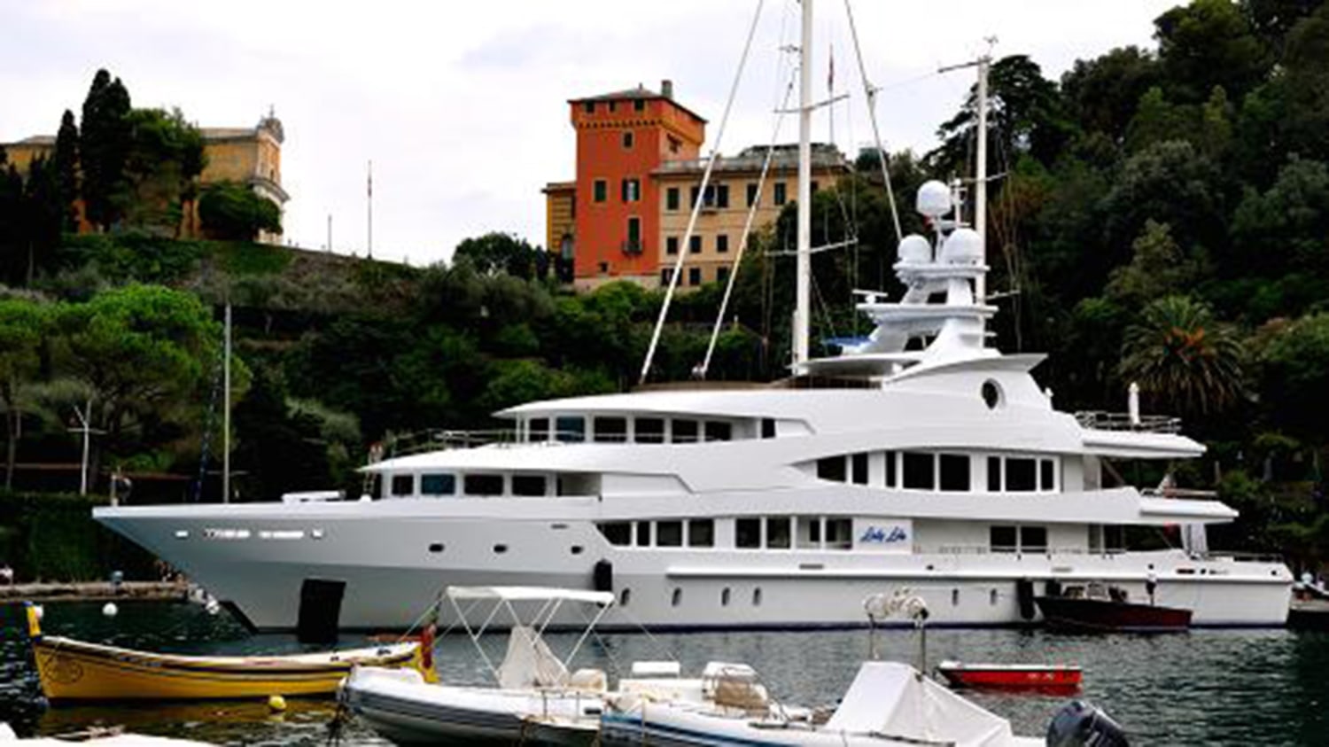 Superyacht Lady Lola sold by Merle Wood and Fraser Yachts