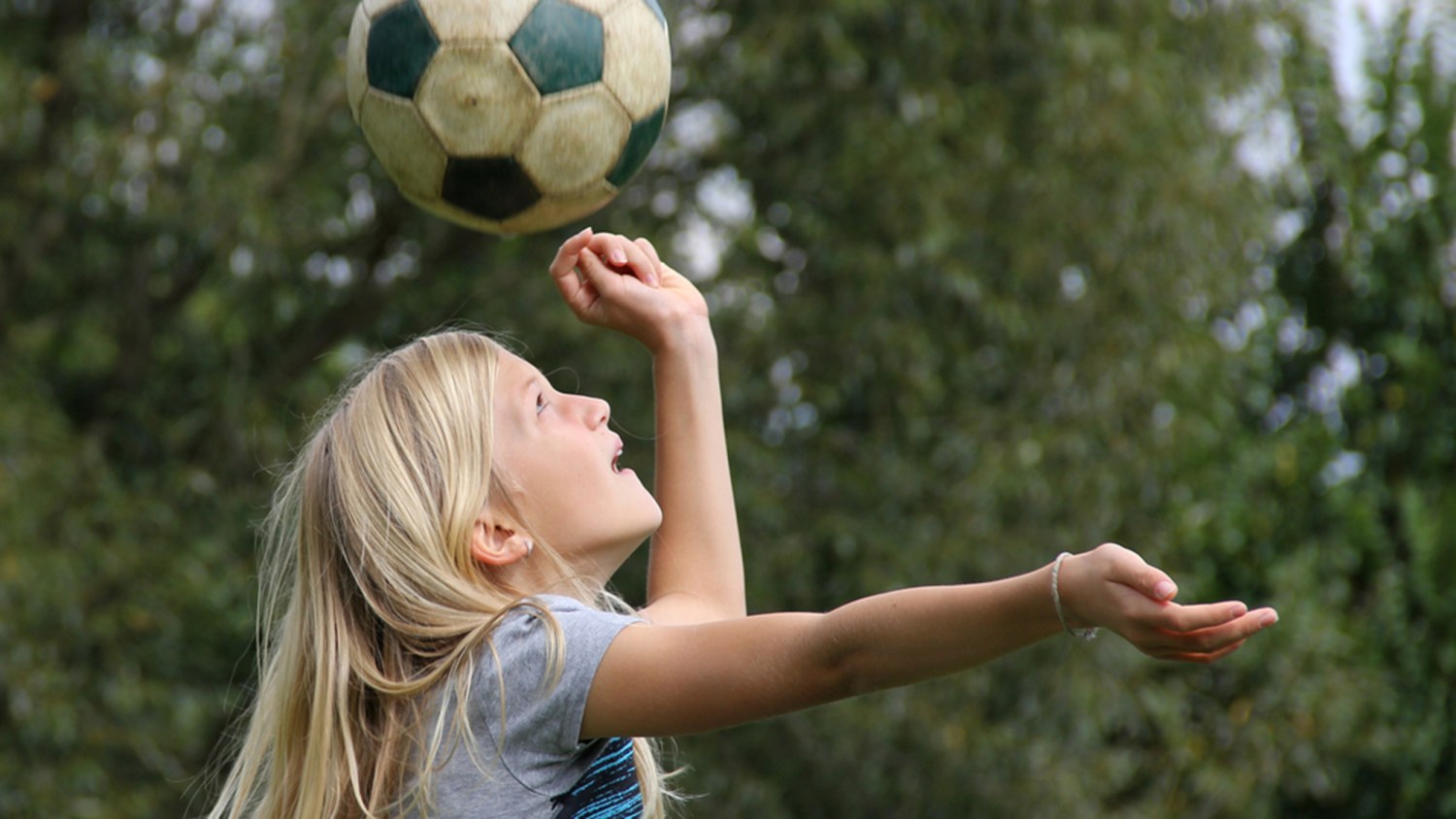 US Soccer ban heading the ball for children over fears of concussion and  head injuries, The Independent