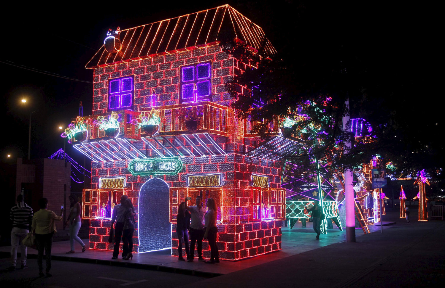 Durham Nc Christmas Light Displays Neighborhoods 2022 Twinkling Lights Spread Holiday Cheer Around The World