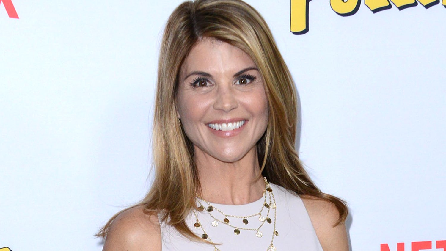 Fuller House' star Lori Loughlin flaunts her fabulous abs — see the photo, image size:1500x844