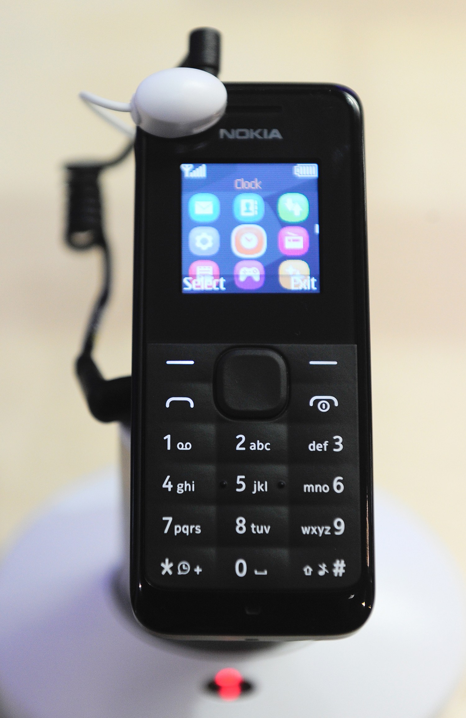 Nokia 105: Hình ảnh (Pictures) Với màn hình HD 1.8 inch và máy ảnh VGA, Nokia 105 sẽ giúp bạn tạo ra những bức ảnh đẹp ngay cả trong điều kiện ánh sáng thấp. Dễ dàng chia sẻ những kỷ niệm với bạn bè và gia đình ngay khi chúng xảy ra với Nokia