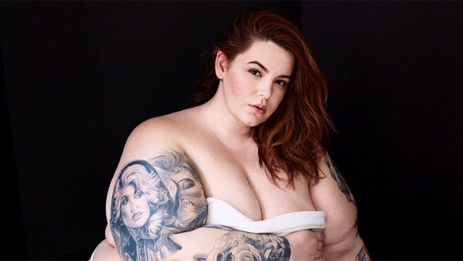 Tess Holliday battles body-shamers with revealing pregnancy photo