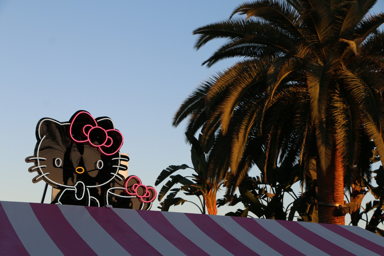 Hello Kitty Outdoor Cafe A Grand Experience In Orange County