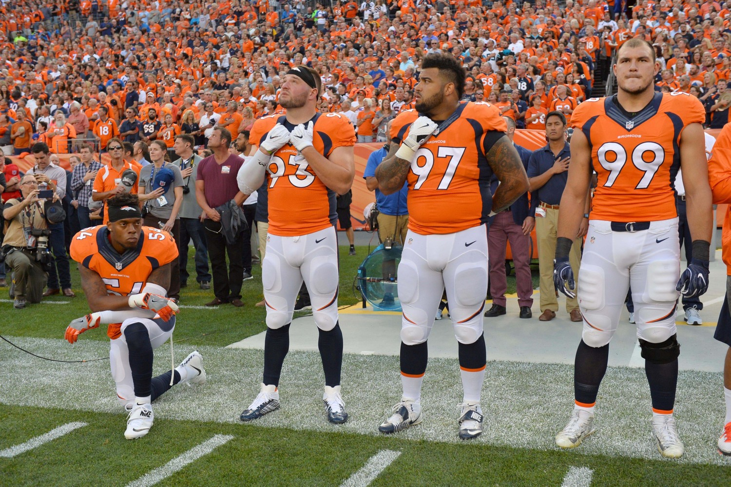 Broncos' Brandon Marshall Meets With Denver Police Chief Over Anthem Protest