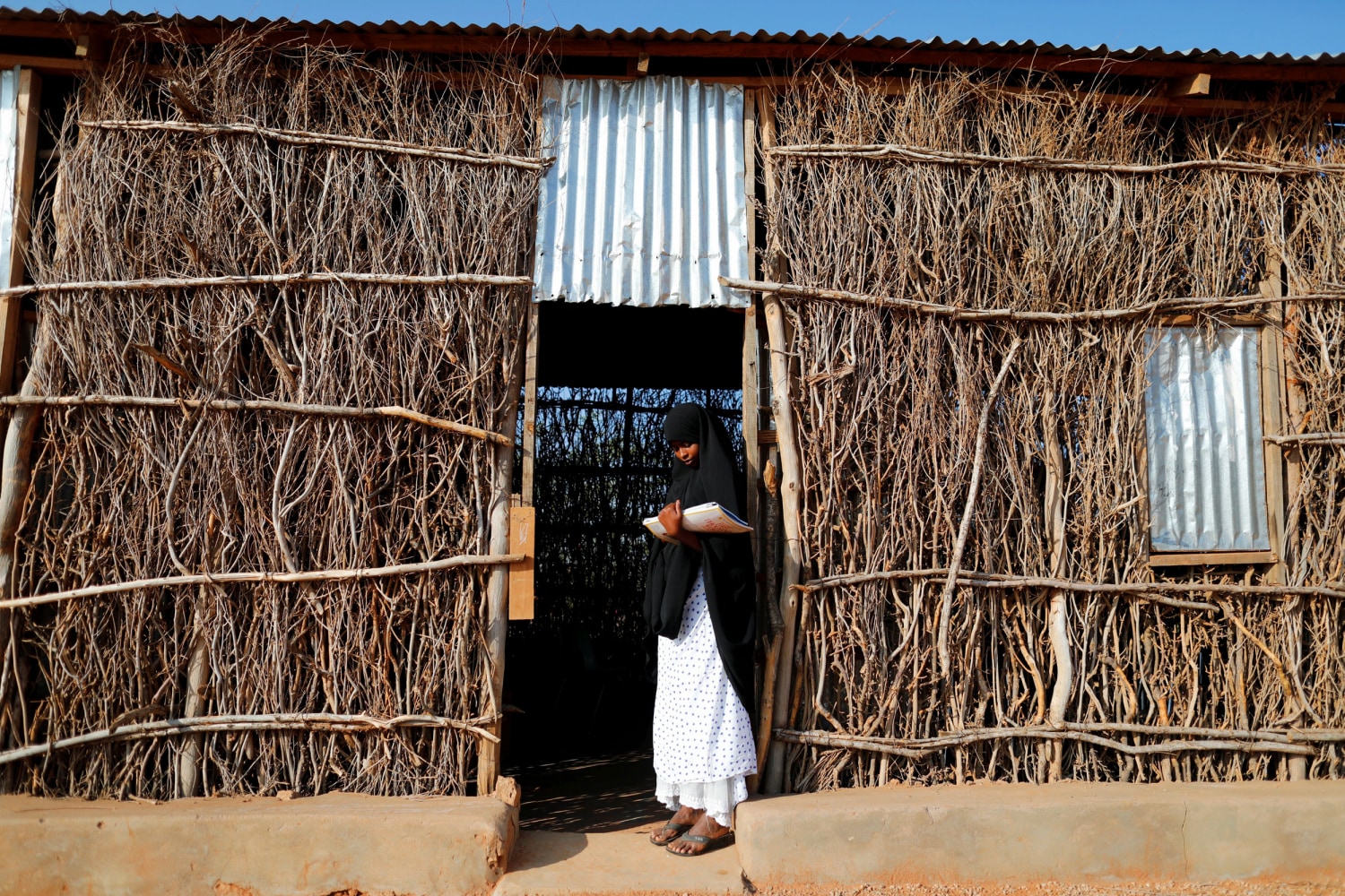 ss-170410-somalia-displaced-