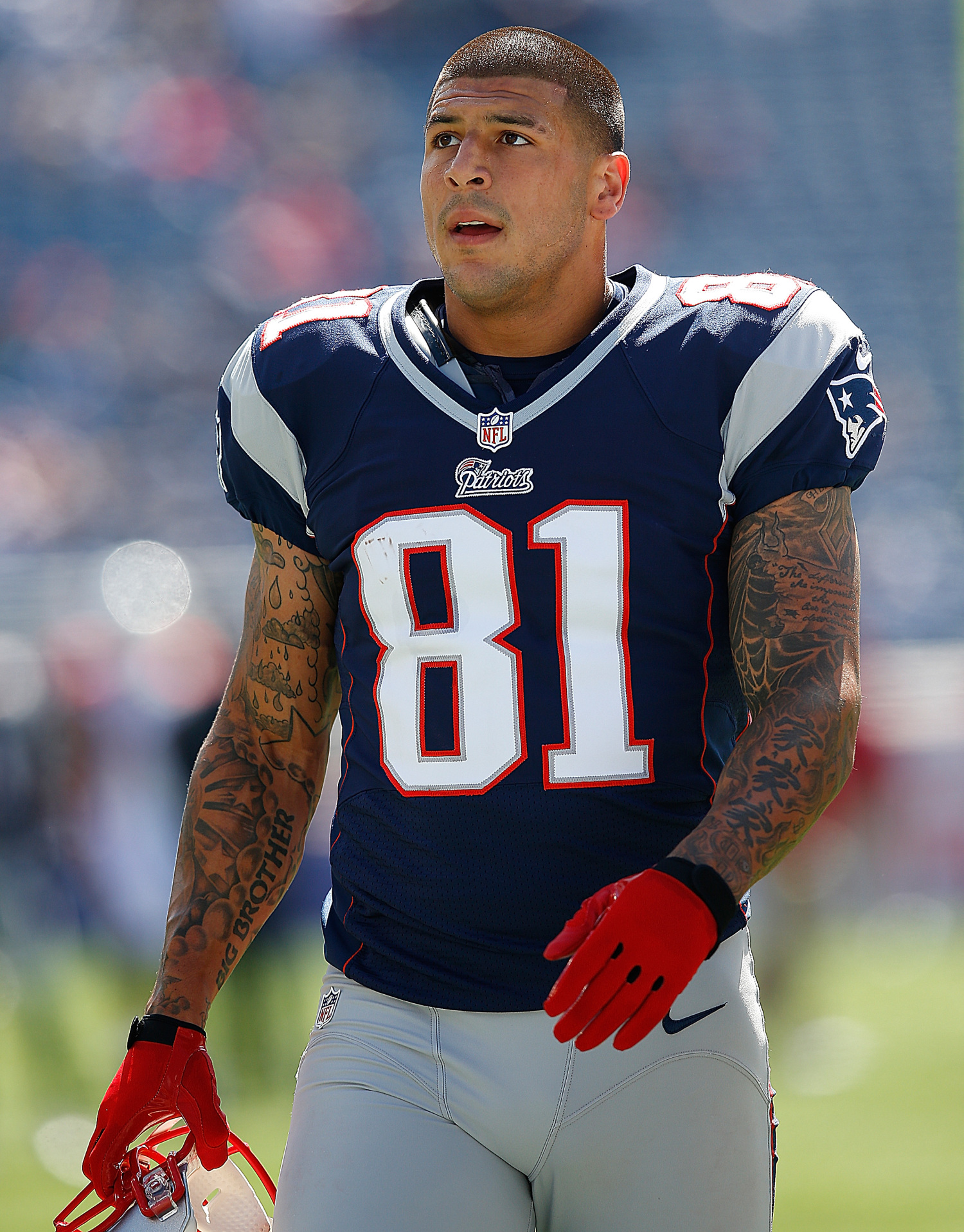 In final hours, NFL star Aaron Hernandez thought of family, not football