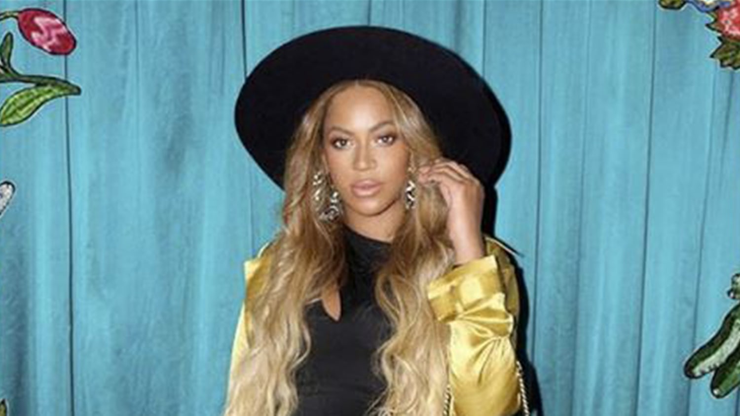 See pregnant Beyonce rock a formfitting black dress (and sassy fedora!) See pregnant Beyonce rock a formfitting black dress (and sassy fedora!)