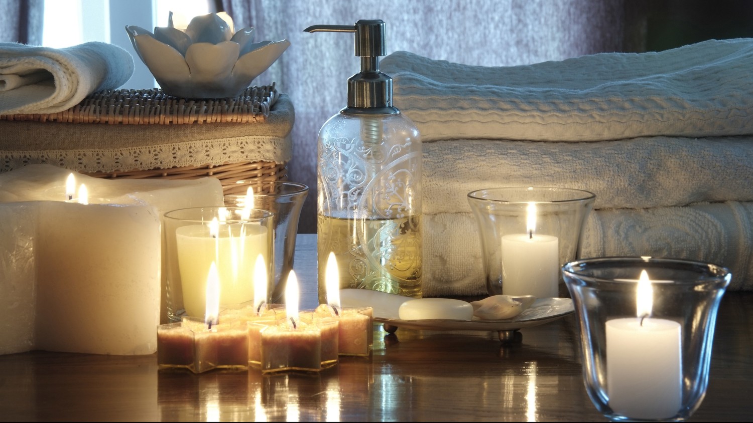 Candles covering the bathtub  Candle light bedroom, Romantic bathrooms,  Candle light room