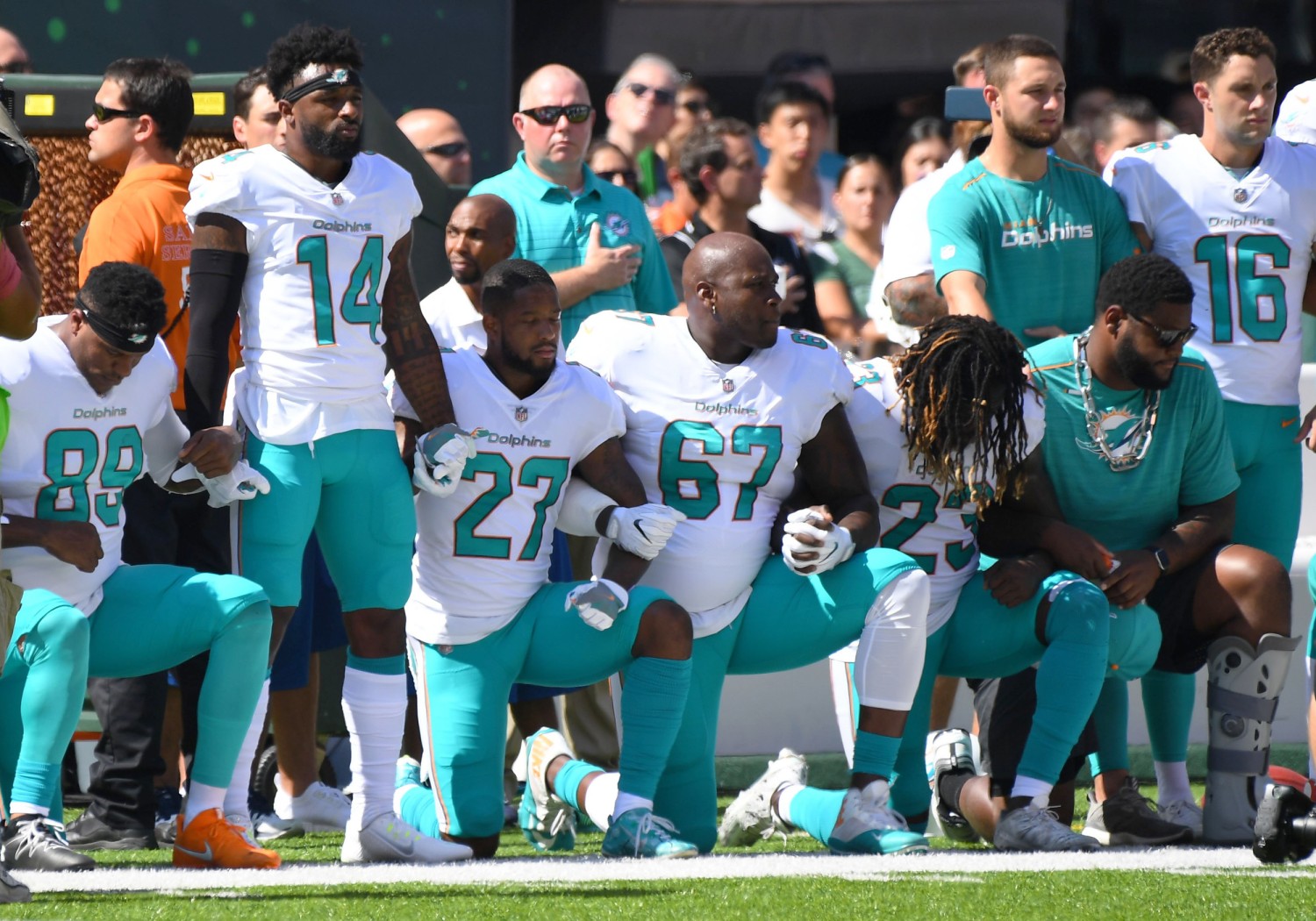 After Trump Blasts N.F.L., Players Kneel and Lock Arms in