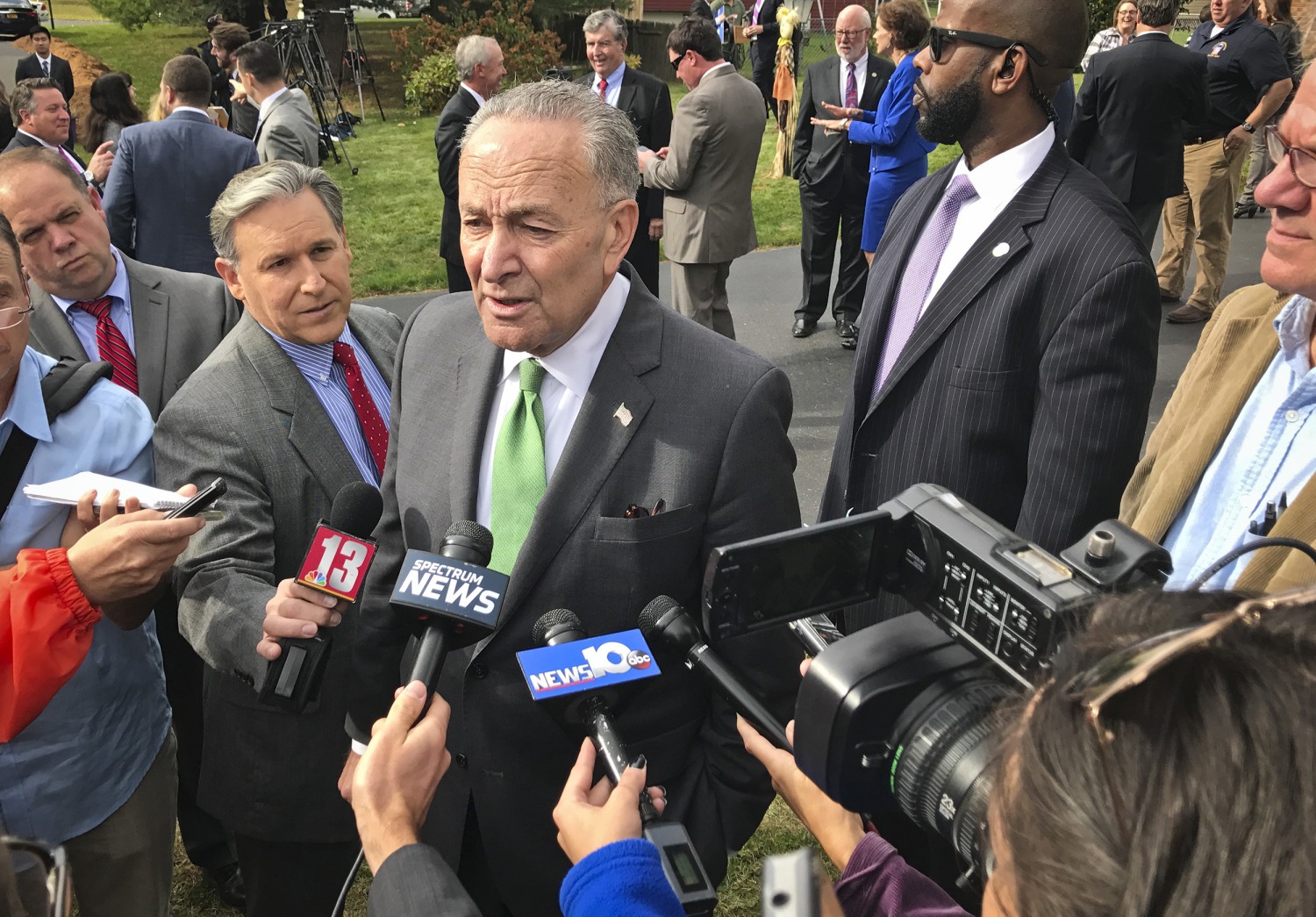Chuck Schumer lên án các tài liệu cáo buộc quấy rối tình dục giả mạo là "cáo buộc bịa đặt".