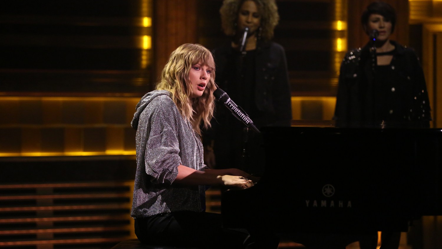 Taylor Swift S Tonight Show Performance Turned Into A Tribute To Jimmy Fallon S Mom