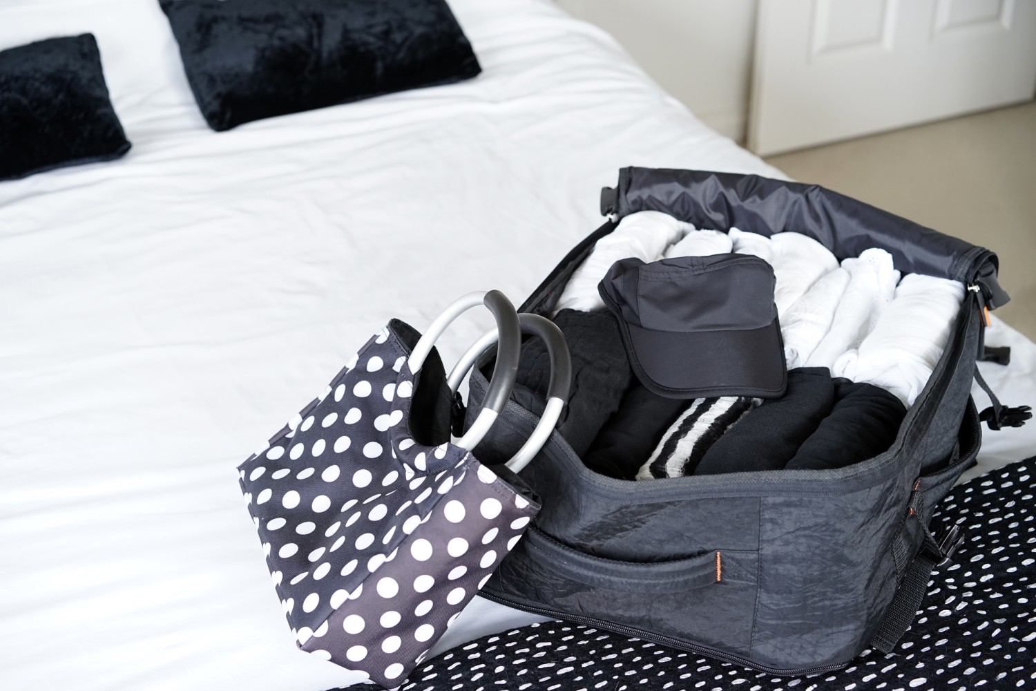 How to Pack a Suitcase in Thirty Minutes (Girls): 8 Steps