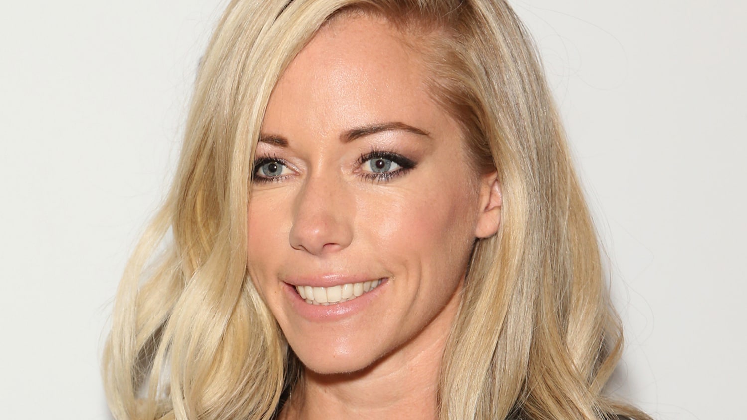 Kendra Wilkinson S Hair Is Brunette In Post Breakup Transformation