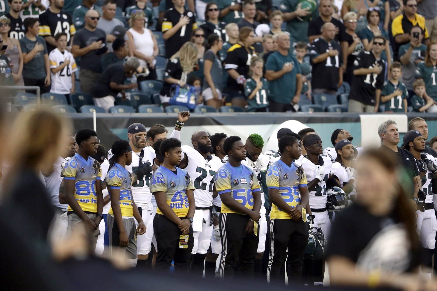 49ers' Eric Reid resumes national anthem kneel