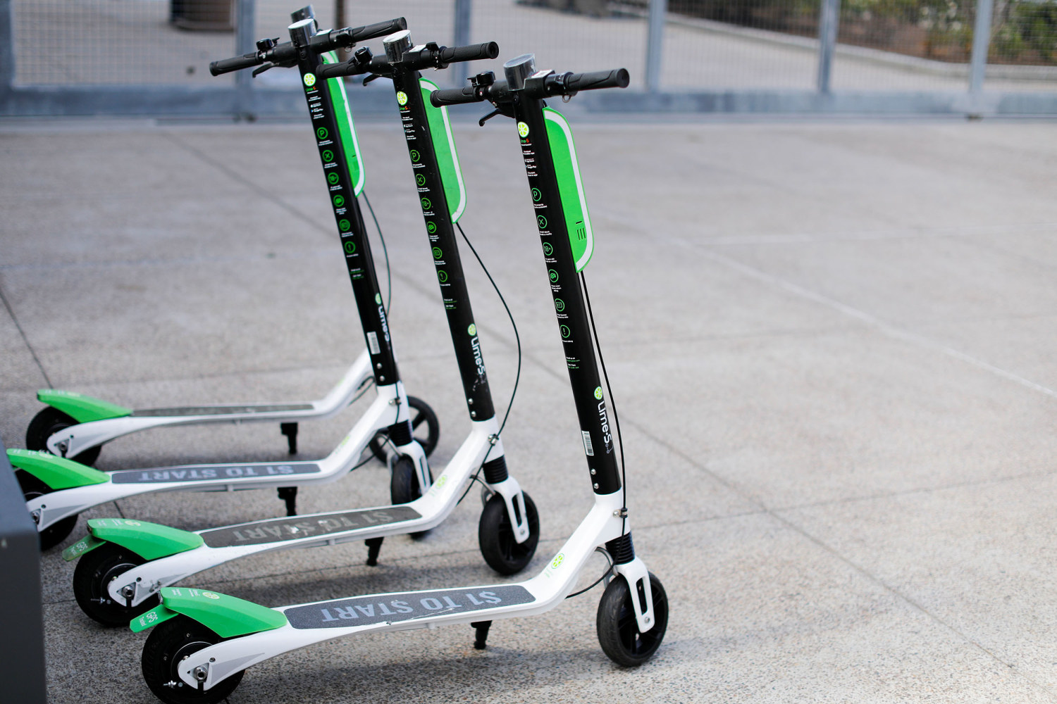 Apéndice unos pocos no se dio cuenta Electric scooter rental company Lime pulled thousands of scooters over  battery fire concerns
